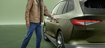 Vista lateral y trasera del Skoda Enyaq 2025, destacando su diseño moderno.