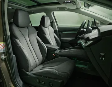 Interior del Skoda Enyaq 2025, destacando sus cómodos asientos.