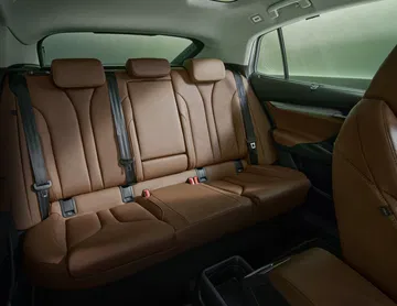 Vista del interior trasero del Skoda Enyaq 2025, con asientos de cuero.