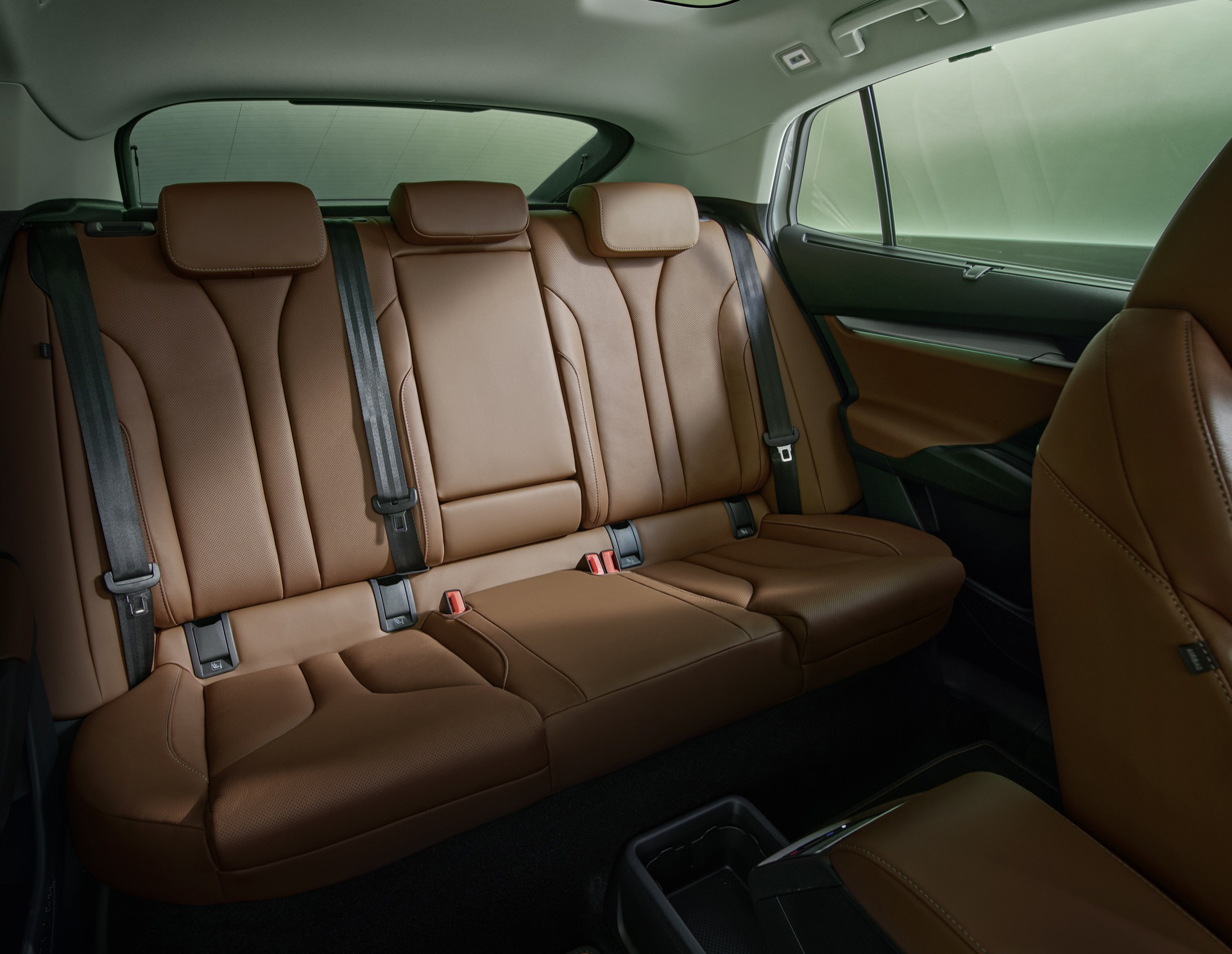 Vista del interior trasero del Skoda Enyaq 2025, con asientos de cuero.