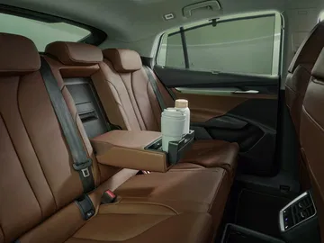 Asientos traseros del Skoda Enyaq 2025 con tapicería de calidad.