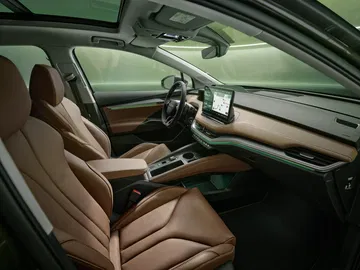 Interior del Skoda Enyaq 2025, con asientos de cuero y moderno diseño.