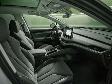 Vista del interior del Skoda Enyaq 2025, destacando sus asientos y acabados