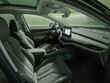Interior del Skoda Enyaq 2025, mostrando un diseño moderno y espacioso.