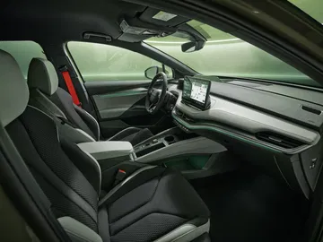 El interior del Skoda Enyaq 2025 combina confort y tecnología avanzada.