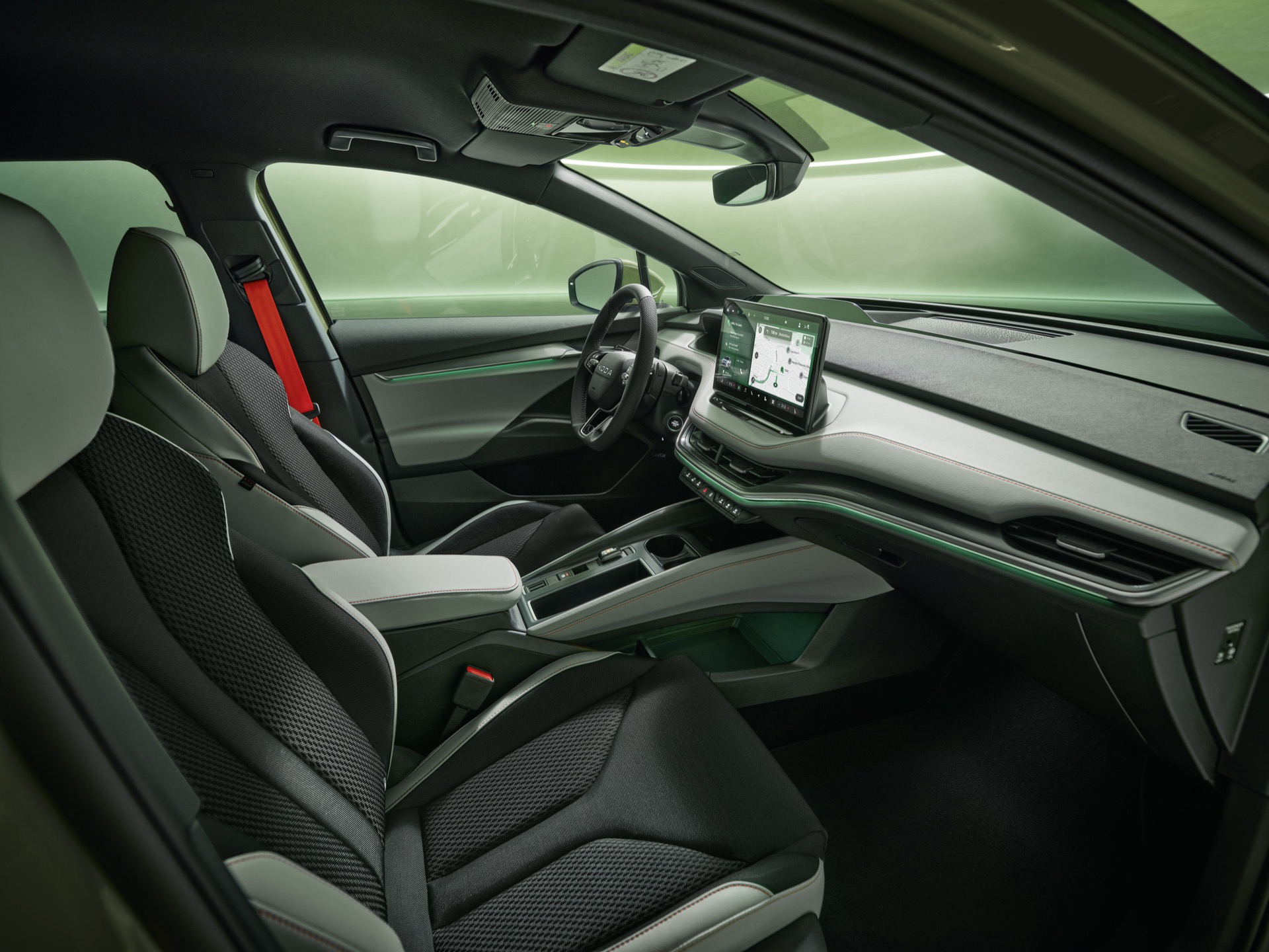 El interior del Skoda Enyaq 2025 combina confort y tecnología avanzada.