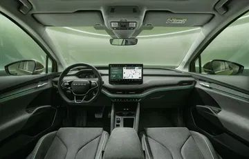 Interior del Skoda Enyaq 2025, destacando su diseño moderno y tecnológico.