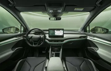 Vista del elegante interior del Skoda Enyaq 2025, destacando su moderna instrumentación.
