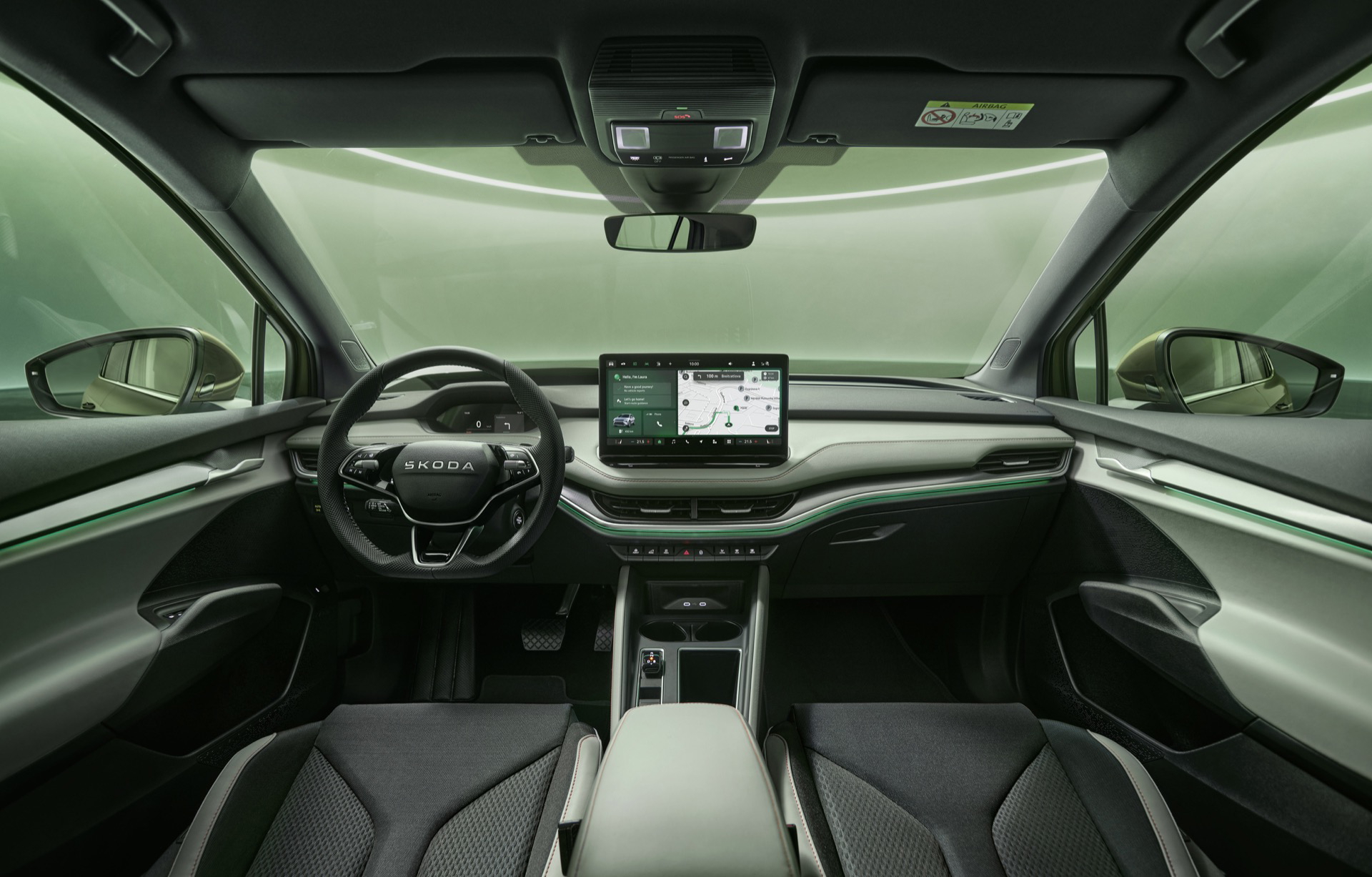Vista del elegante interior del Skoda Enyaq 2025, destacando su moderna instrumentación.