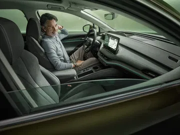 Vista del interior del Skoda Enyaq 2025, destacando su espacio y confort.