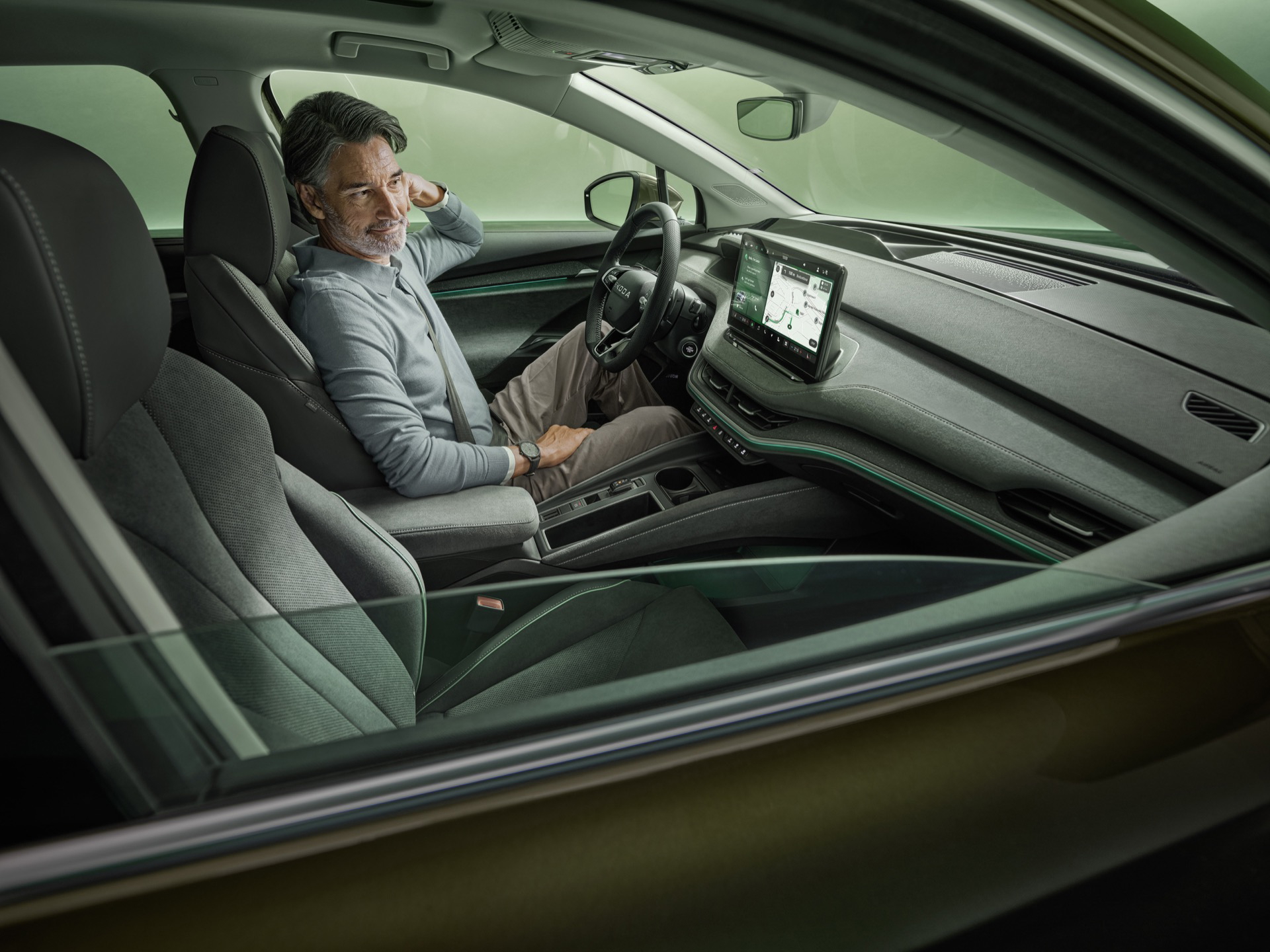 Vista del interior del Skoda Enyaq 2025, destacando su espacio y confort.