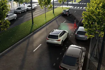 El Skoda Enyaq 2025 destaca por su diseño moderno y elegante en un entorno urbano.