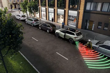 Vista lateral y trasera del Skoda Enyaq 2025, destaca su diseño moderno.