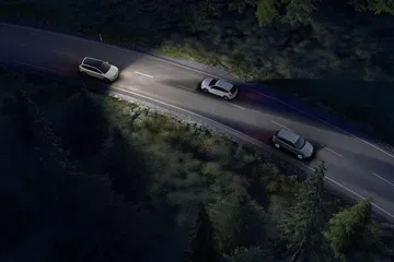 Vista nocturna del Skoda Enyaq 2025 en un entorno natural