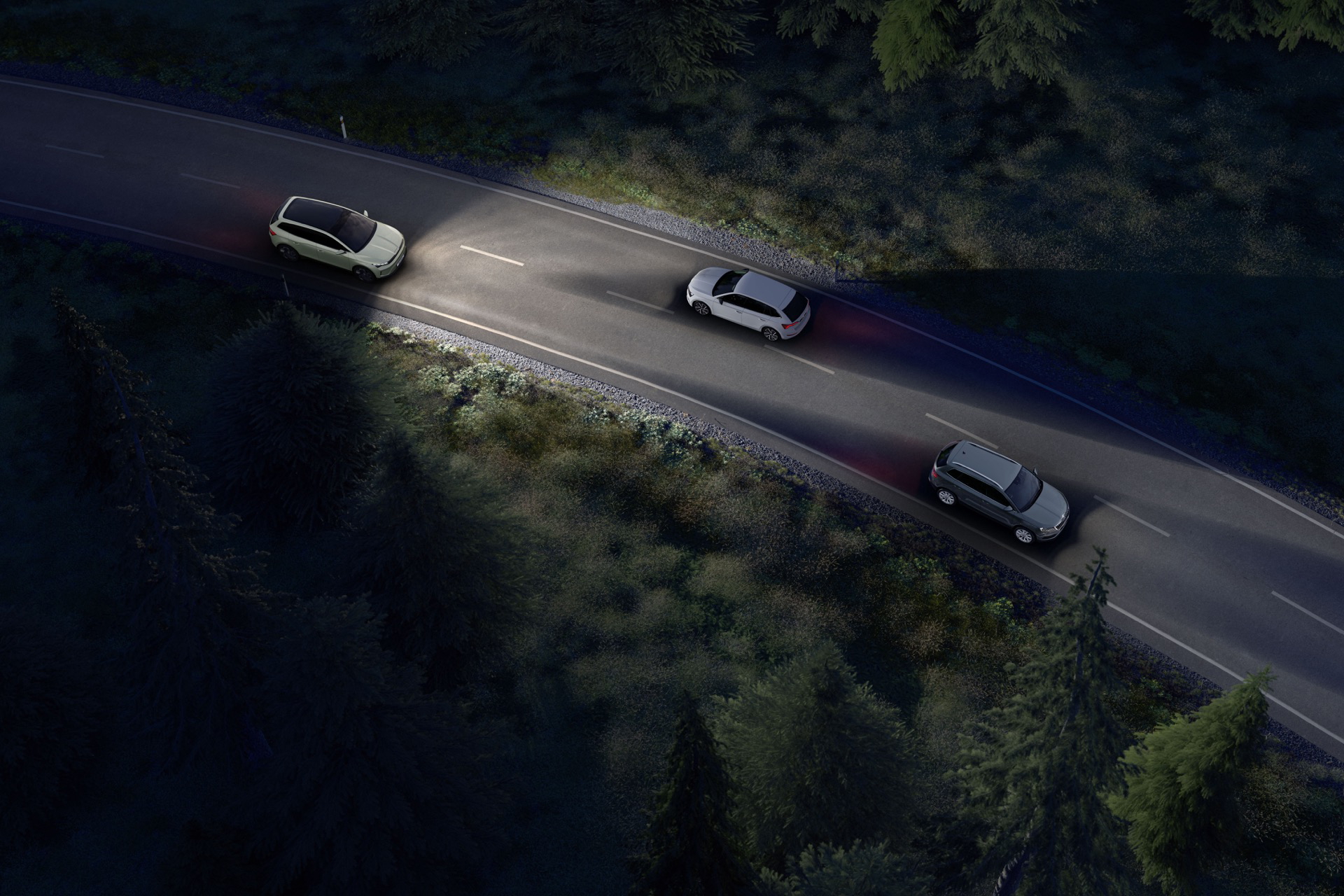Vista nocturna del Skoda Enyaq 2025 en un entorno natural