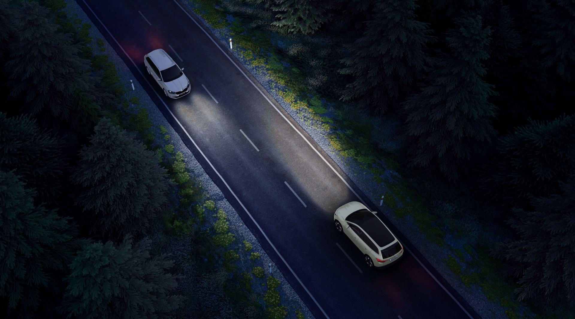Vista del Skoda Enyaq 2025 iluminando el camino nocturno.