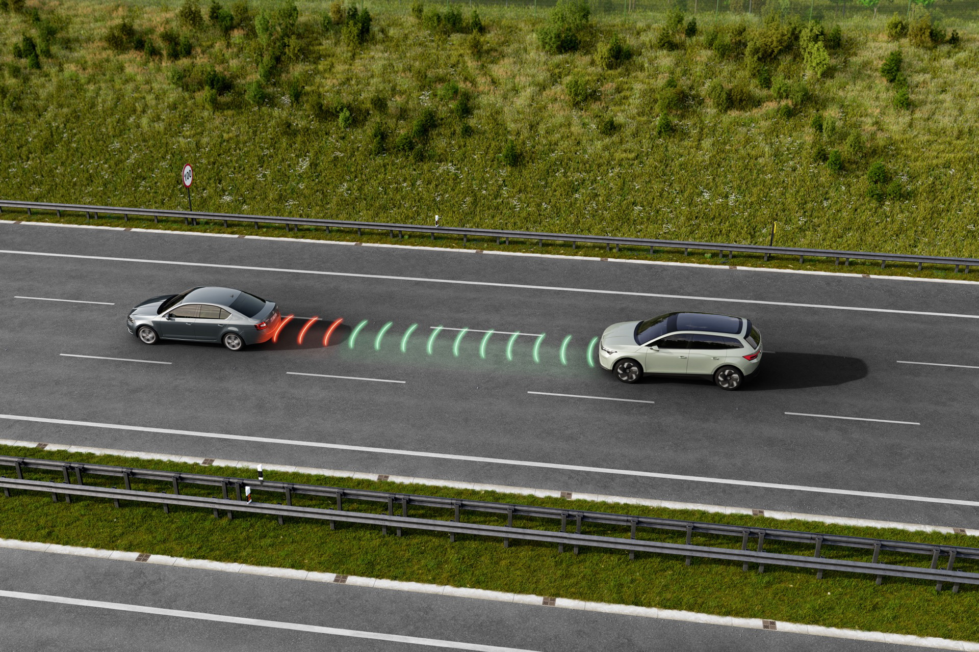 Vista superior del Skoda Enyaq 2025 en autopista, destacando su sistema de asistencia.