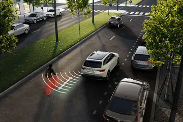 Vista del Skoda Enyaq 2025 en un entorno urbano, mostrando su diseño moderno.