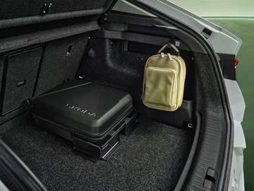 Maletero del Skoda Enyaq 2025, mostrando su amplitud y organización interior.
