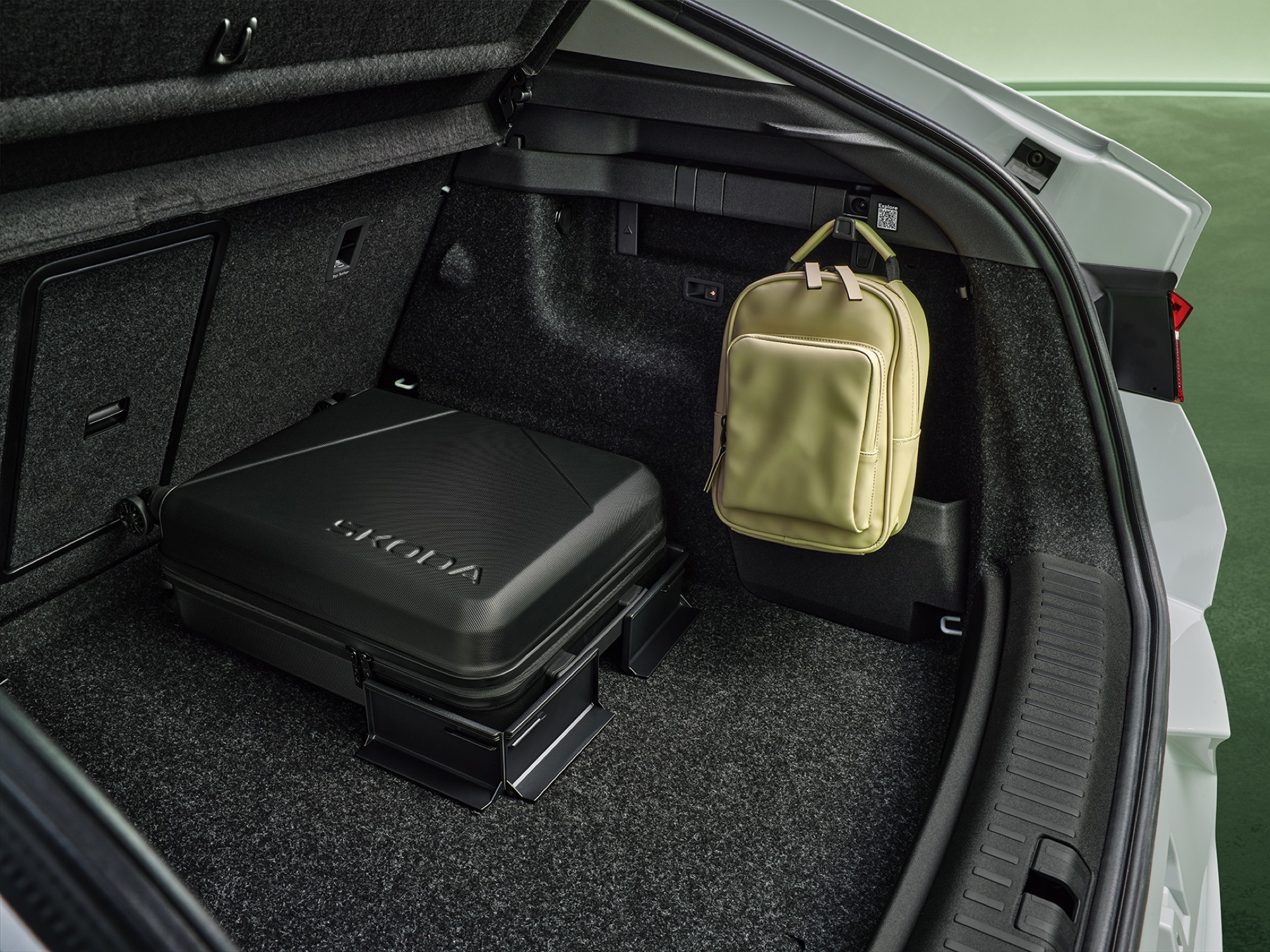 Maletero del Skoda Enyaq 2025, mostrando su amplitud y organización interior.