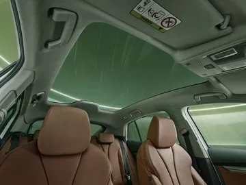 Vista interior del Skoda Enyaq 2025, destacando el diseño de los asientos y el techo panorámico.