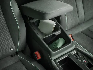 Detalles del interior del Skoda Enyaq 2025, con un enfoque en la consola central.