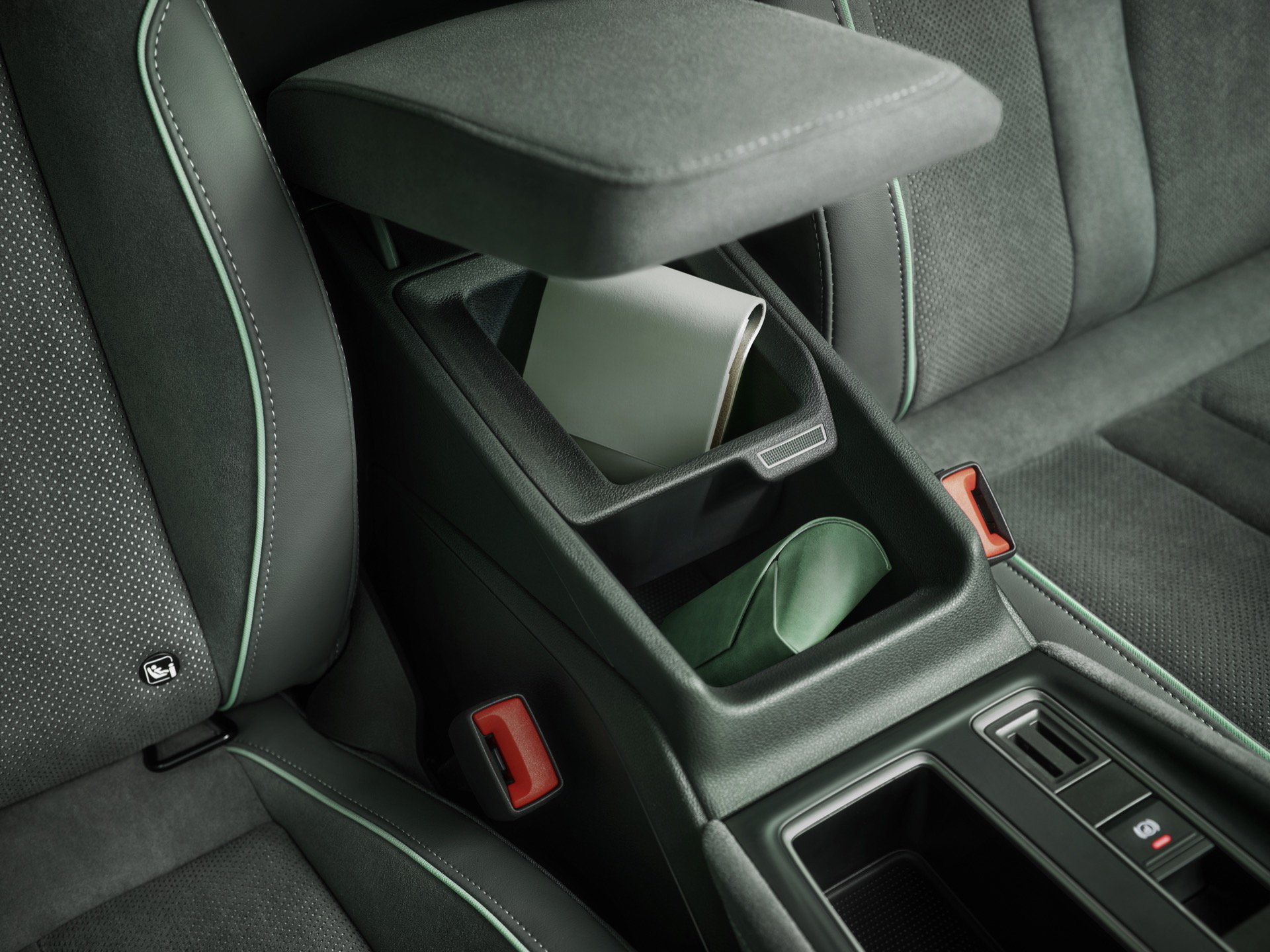 Detalles del interior del Skoda Enyaq 2025, con un enfoque en la consola central.