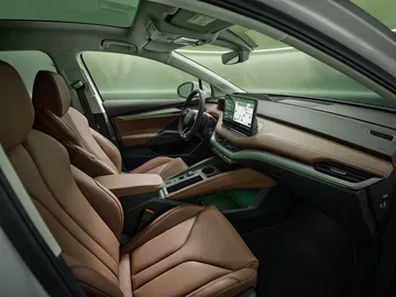 Interior del Skoda Enyaq 2025, destacando los cómodos asientos.