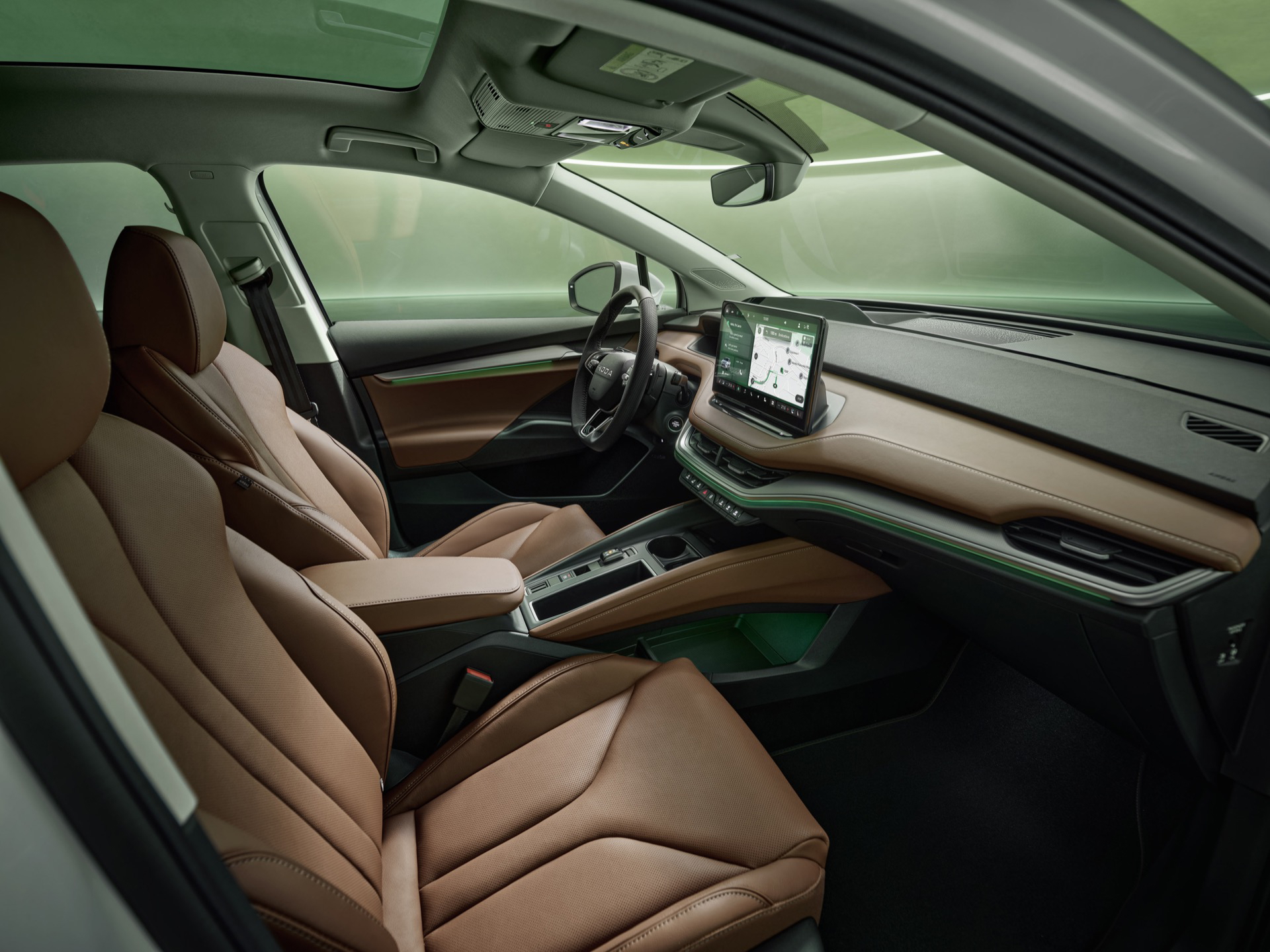 Interior del Skoda Enyaq 2025, destacando los cómodos asientos.