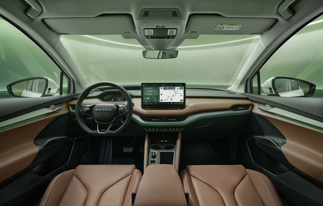 Interior moderno del Skoda Enyaq 2025, con acabados de alta calidad y tecnología avanzada.
