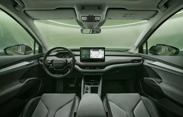 Interior del Skoda Enyaq 2025 con un diseño moderno y tecnológico.