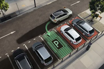 Vista del Skoda Enyaq 2025 mostrando su diseño moderno y aerodinámico.