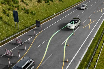 Vista del Skoda Enyaq 2025 en ruta, destacando su diseño moderno y aerodinámico.