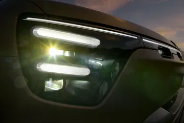 Vista detallada de los faros LED, emblemáticos de su diseño moderno y eficiente.