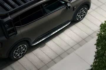 Vista lateral del SUV, destaca su diseño robusto y la línea de los laterales.