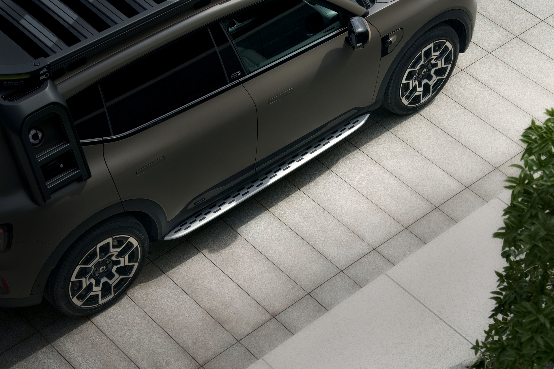 Vista lateral del SUV, destaca su diseño robusto y la línea de los laterales.