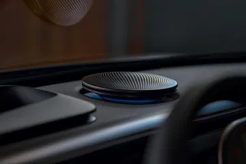 Detalles del interior que destacan el diseño moderno y tecnológico.