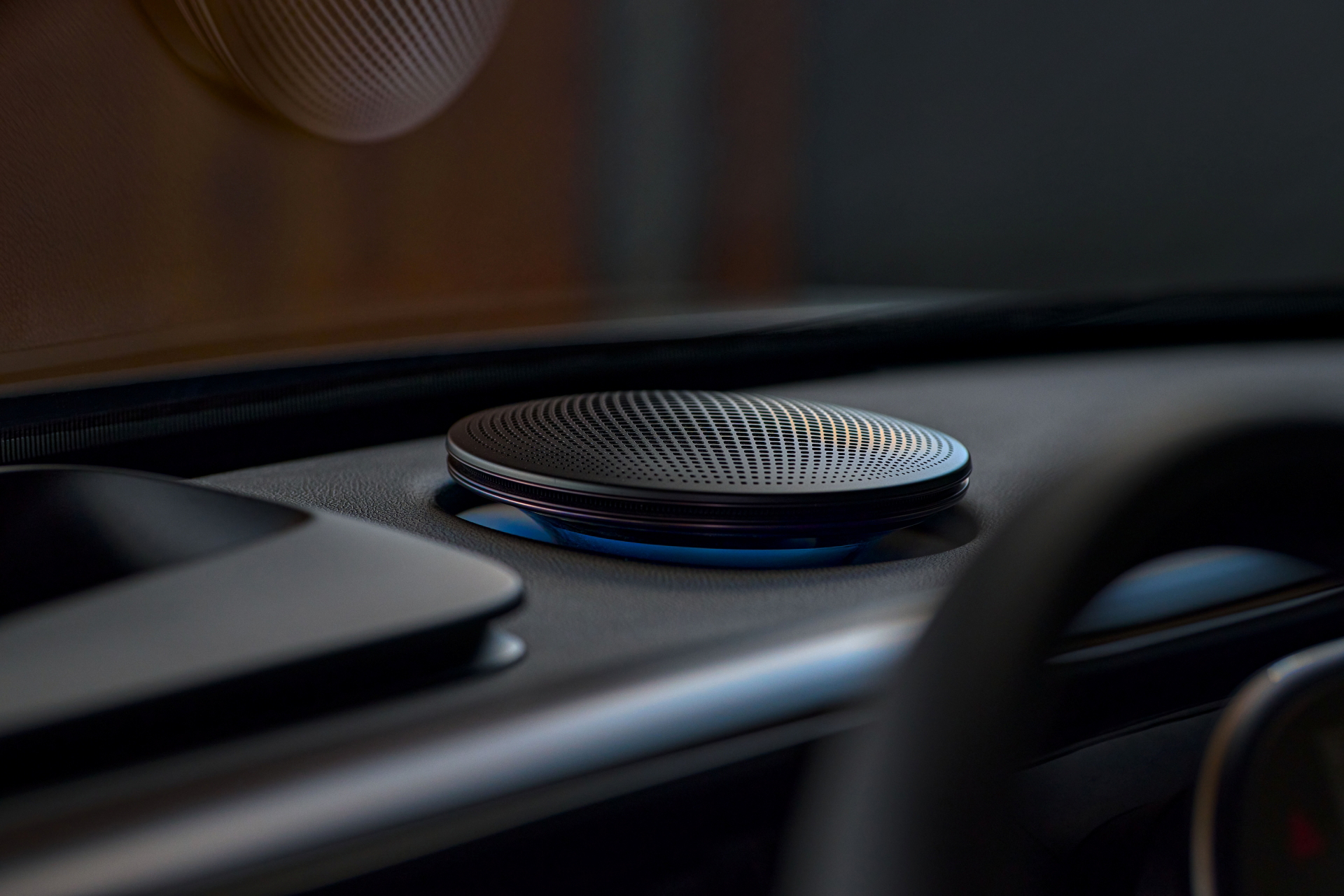 Detalles del interior que destacan el diseño moderno y tecnológico.