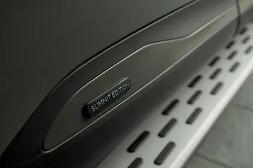 Detalle del diseño moderno y funcional del SUV, resaltando su tecnología avanzada.