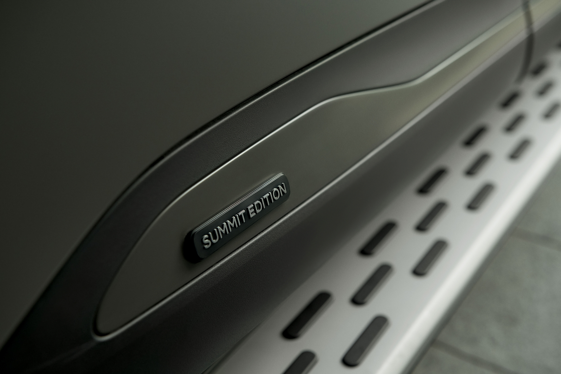 Detalle del diseño moderno y funcional del SUV, resaltando su tecnología avanzada.