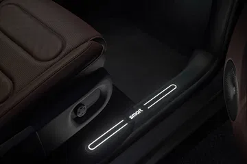 Vista del umbral iluminado y detalles del diseño interior.