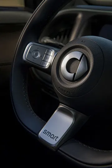 Vista cercana del volante del Smart 5 Summit Edition 2025, destacando su diseño moderno.