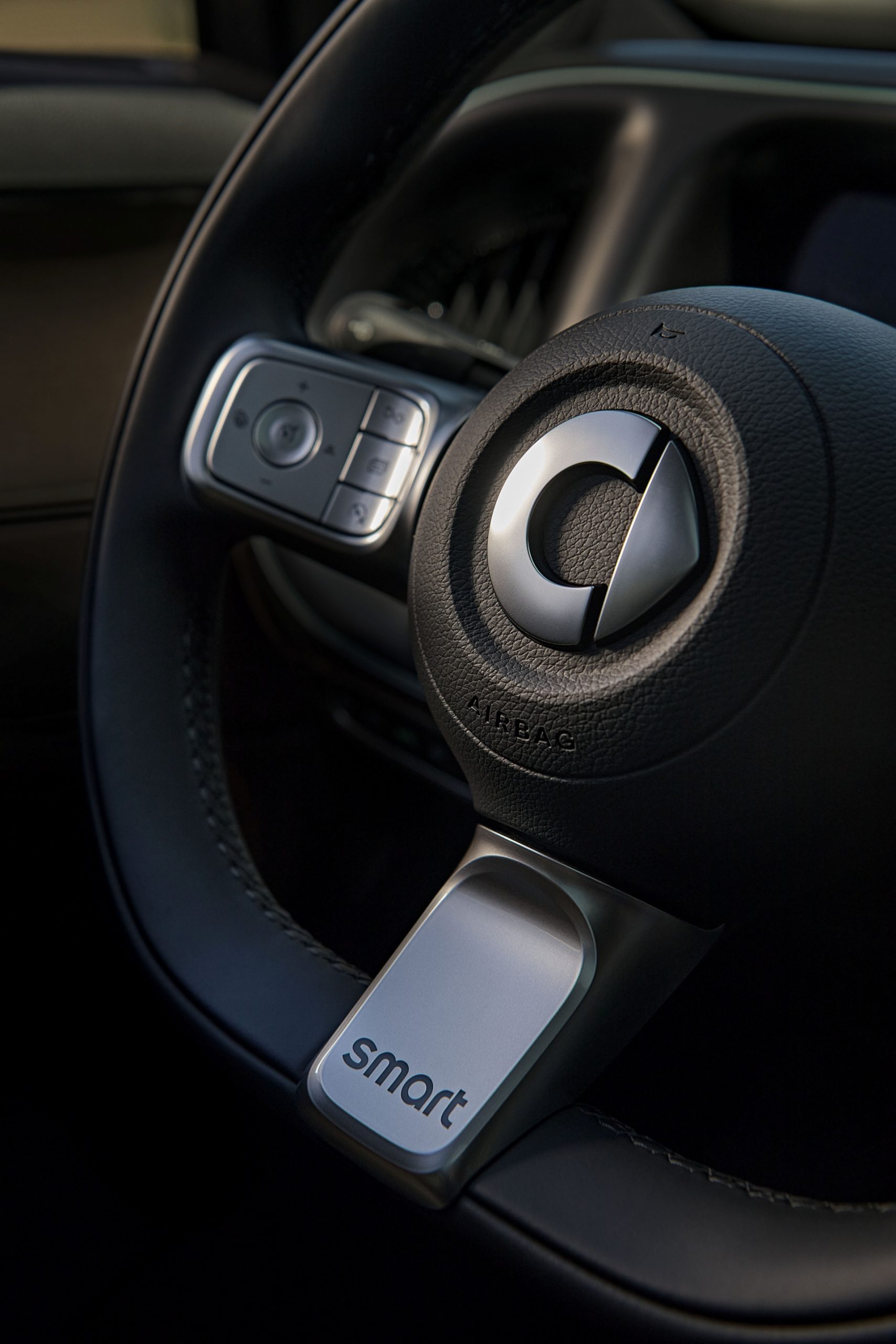 Vista cercana del volante del Smart 5 Summit Edition 2025, destacando su diseño moderno.