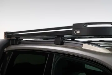 Detalle del techo con barras portantes, ideal para actividades al aire libre.