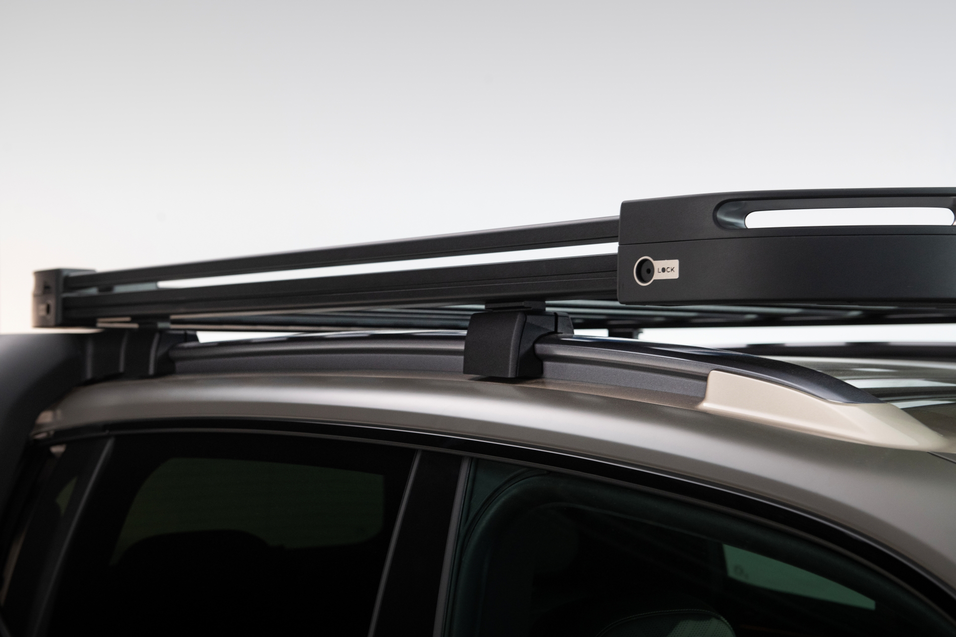 Detalle del techo con barras portantes, ideal para actividades al aire libre.