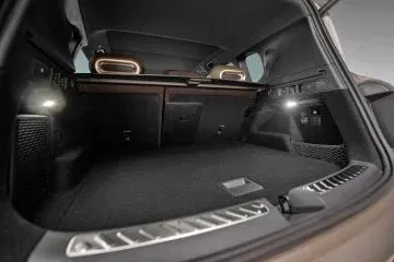 Amplio maletero de 630 l, ideal para aventuras y uso diario. Amplio maletero de 630 l, ideal para aventuras y uso diario.
