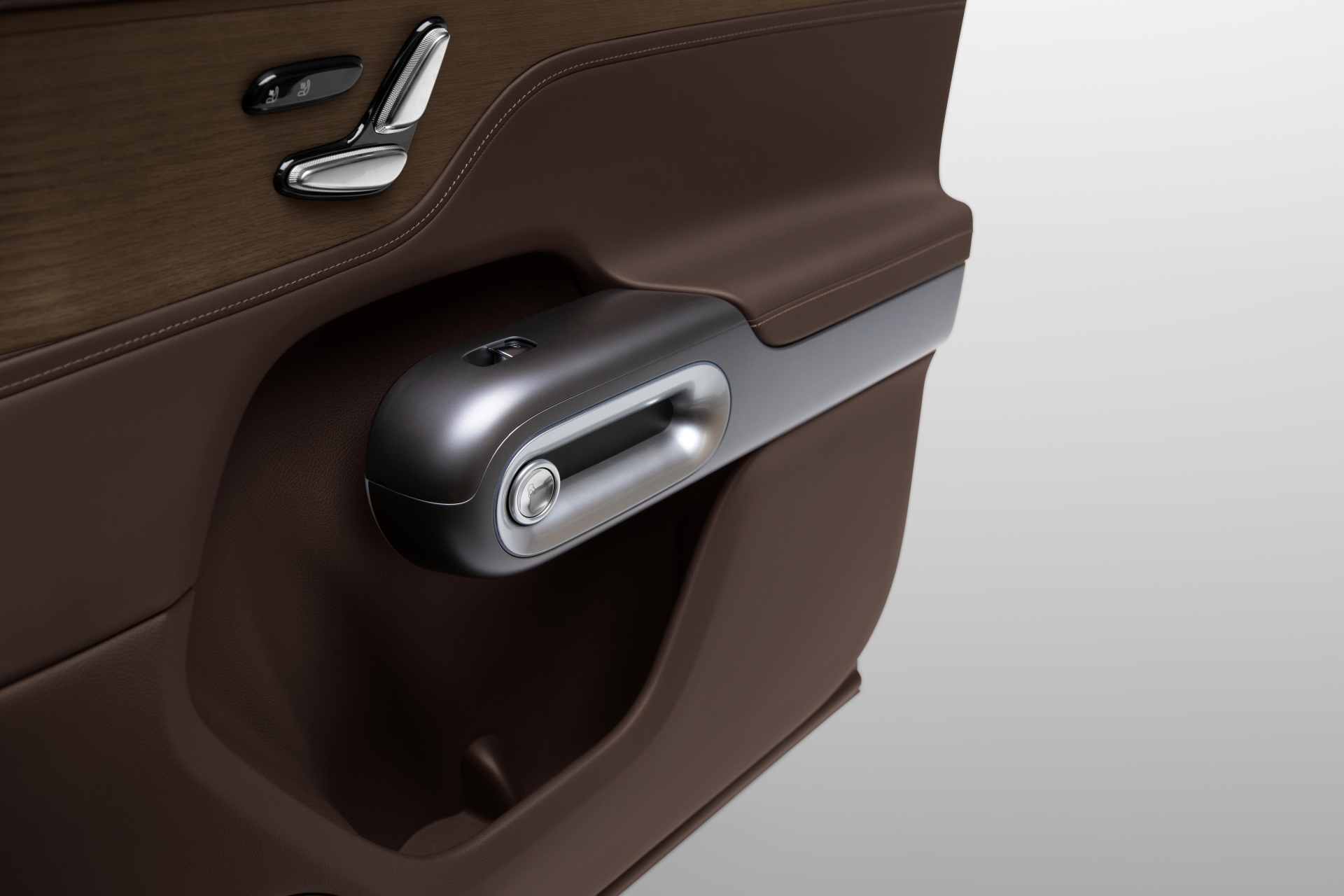 Detalle del tirador de la puerta del Smart 5 Summit Edition 2025.