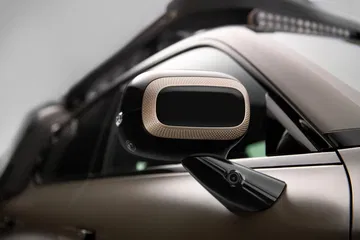 Espejo lateral del SUV 2025, con diseño moderno y tecnología avanzada.