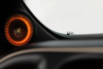 Vista del panel interior con aireadores iluminados, resaltando el diseño moderno del Smart.