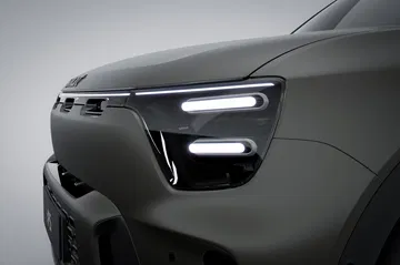 Visibilidad frontal y diseño estilizado del SUV, enfocado en la modernidad.